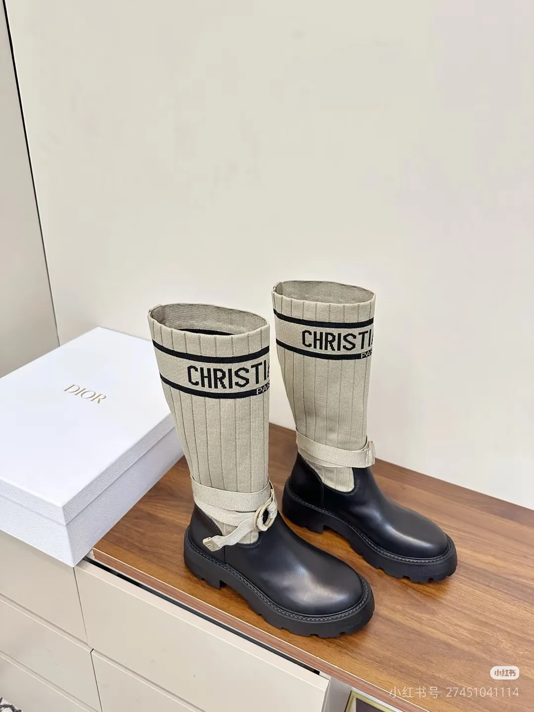 👟👟Ex-factory price 560👟👟Dior color matching new boots for autumn and winter, the latest flying woven letter logo for autumn and winter, round-toe high-top knight boots for women, the same style for celebrity Narna Qian and the same style for Yi Mengling. Material: First-layer cowhide spliced ​​with fly-knit fabric, sheepskin lining for feet, original molded TPU outsole Size: 35-40 yards